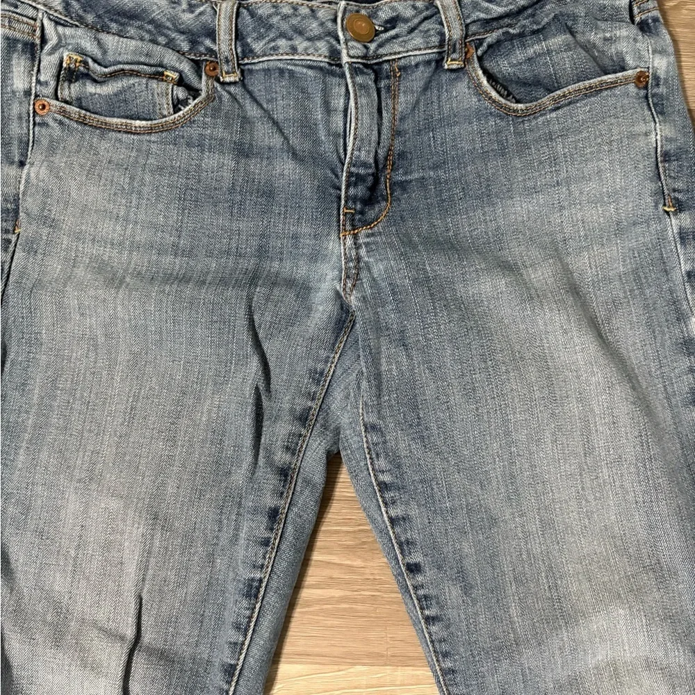 American Eagle Women’s Light Wash straight/ slim leg blue jeans. Size 8 short.